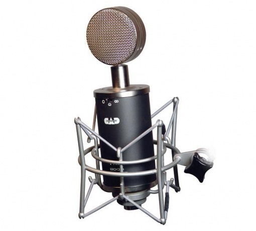 Студия ChiO Records. Микрофон CAD Trion 8000 имеет оригинальную конструкцию капсюля, латунный корпус, дизайн в стиле 